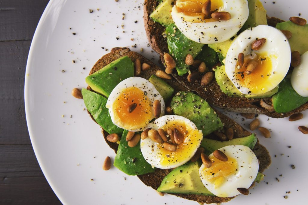 Tosta-de-huevos-de-Corral-con-aguacate-piñones