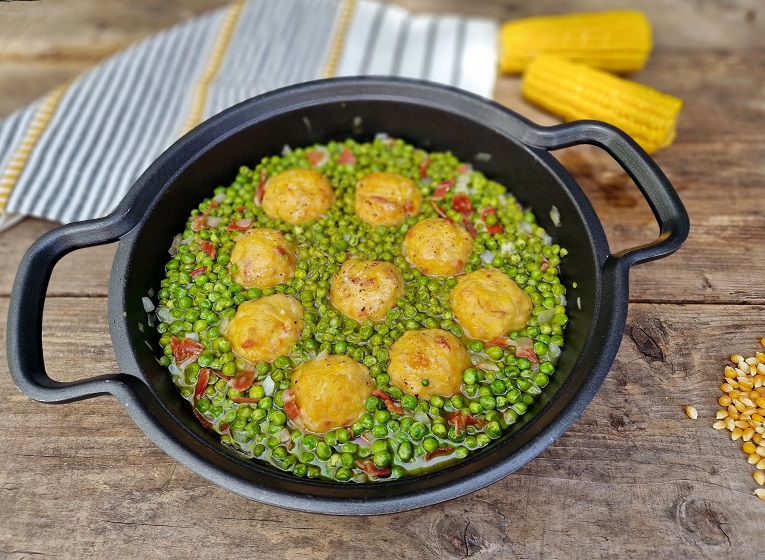 Receta de albóndigas de pollo de corral con jamón selecta y guisantes