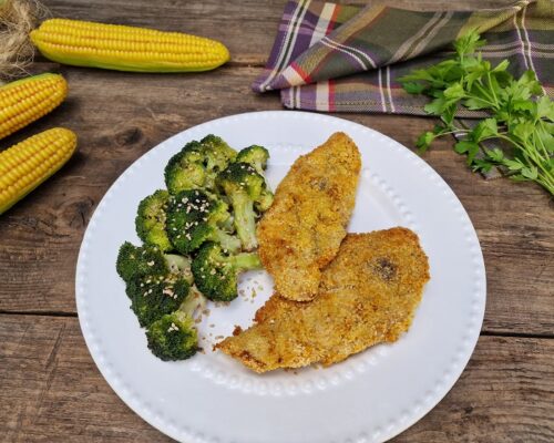 Plato con chuletas de contramuslo de pavo empanadas con brécol