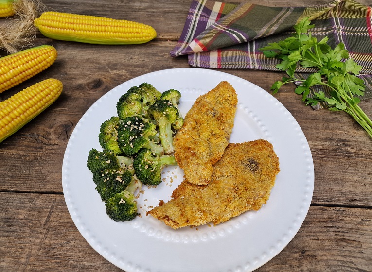Plato con chuletas de contramuslo de pavo empanadas con brécol