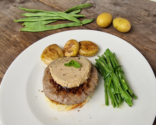 Plato de burger meat de Ternera Gallega con foie, judías verdes y patatitas.