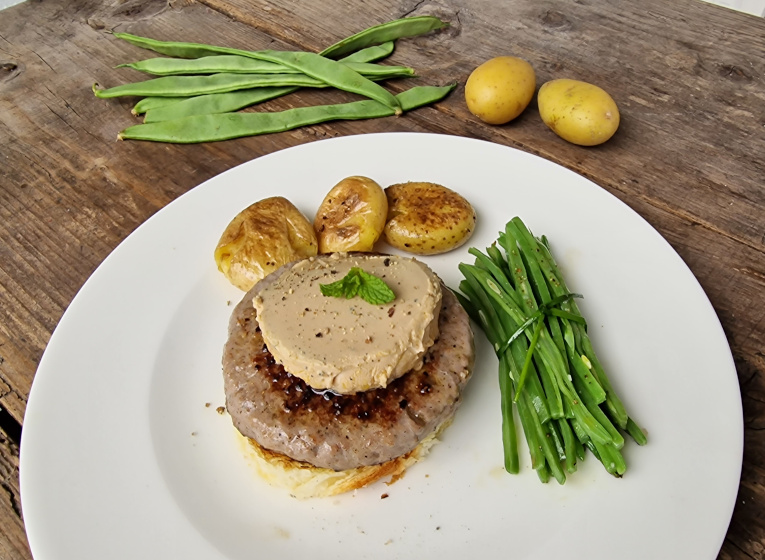 Plato de burger meat de Ternera Gallega con foie, judías verdes y patatitas.