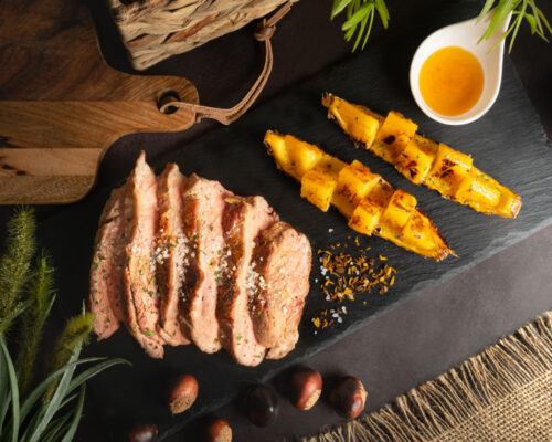 Plato de receta de presa de cerdo Selecta con piña caramelizada y toque picante.