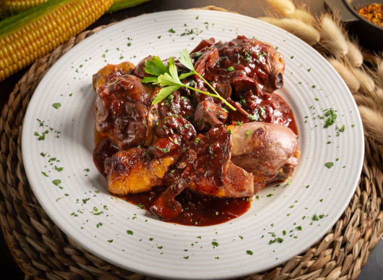 Plato con receta de pollo con salsa de champiñones