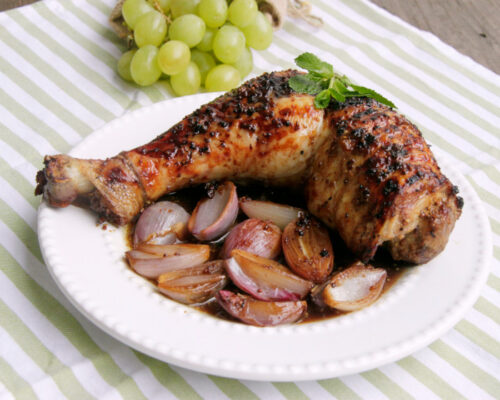Plato de pierna de pavo al horno con salsa de miel y mostaza.