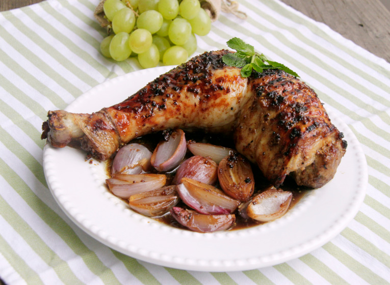 Plato de pierna de pavo al horno con salsa de miel y mostaza.