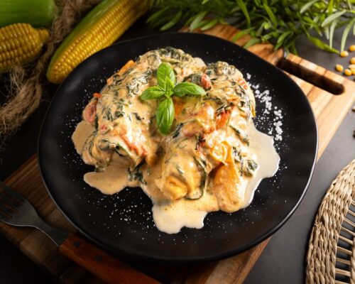 Plato de receta de pechuga de pollo de Corral con espinacas y cherrys a la crema
