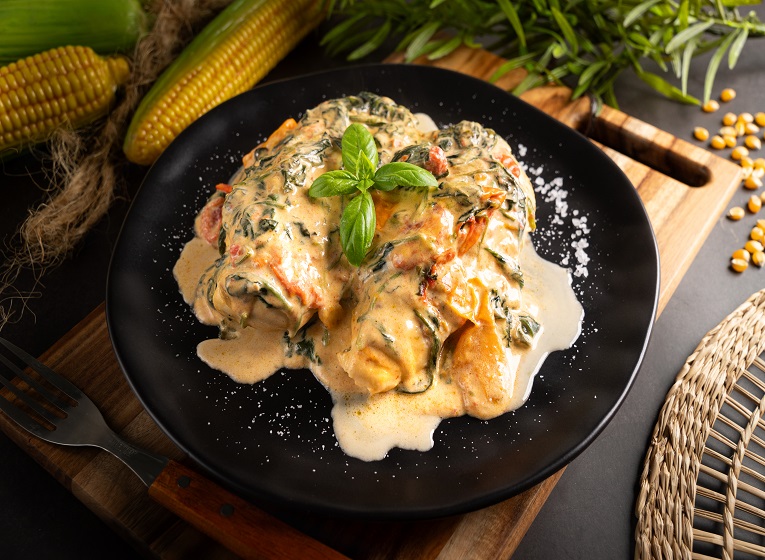 Plato de receta de pechuga de pollo de Corral con espinacas y cherrys a la crema