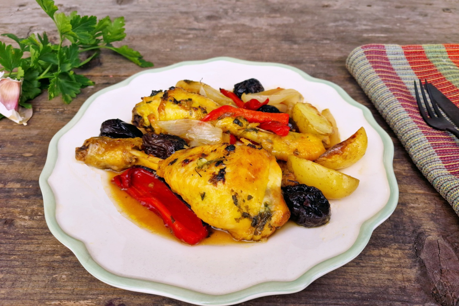 Jamoncitos de pollo de Corral con pimiento rojo y ciruelas pasas