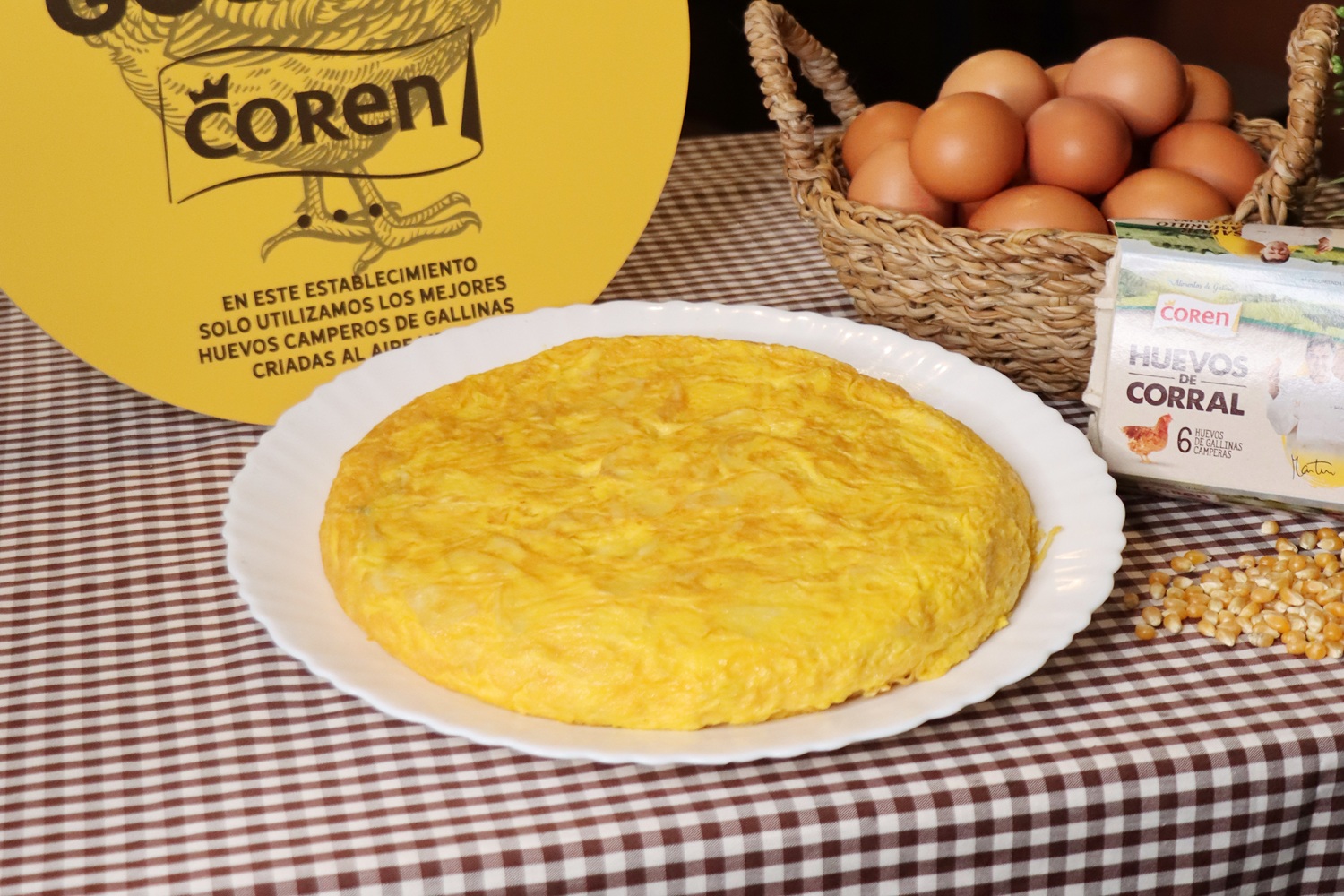 Tortilla de patatas con sardina fresca y ajada picante