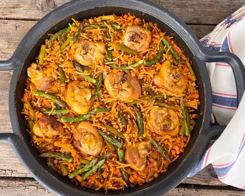 Fideuá de delicias de pollo de Coral Campero con verduras