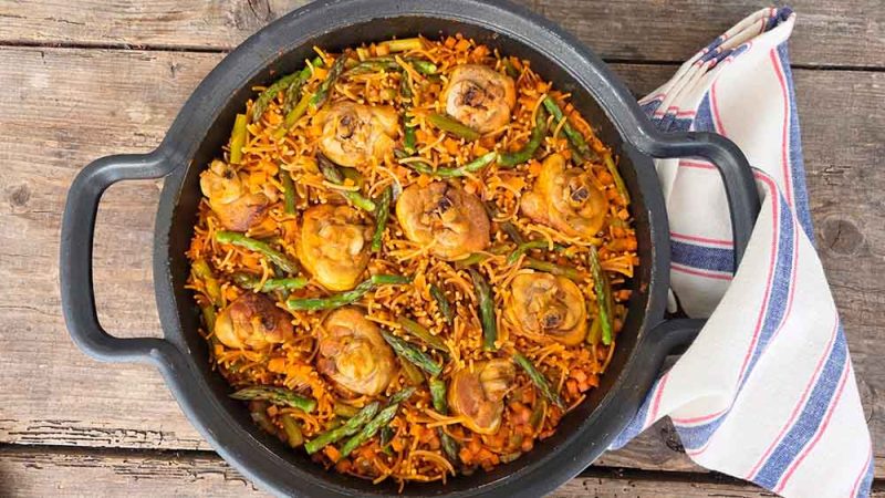 Fideuá de delicias de pollo de Coral Campero con verduras