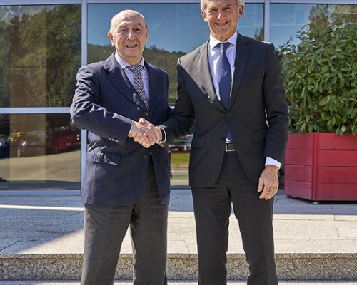 Choque de manos en la firma del convenio entre Coren y Caixabank en 2025