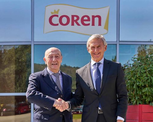 Choque de manos en la firma del convenio entre Coren y Caixabank en 2025