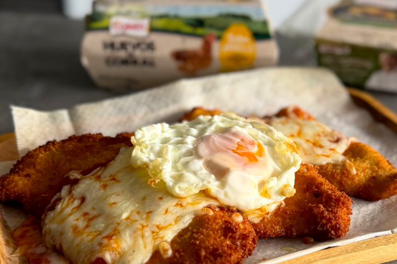 Milanesa de pollo de Corral con huevo frito de Coren