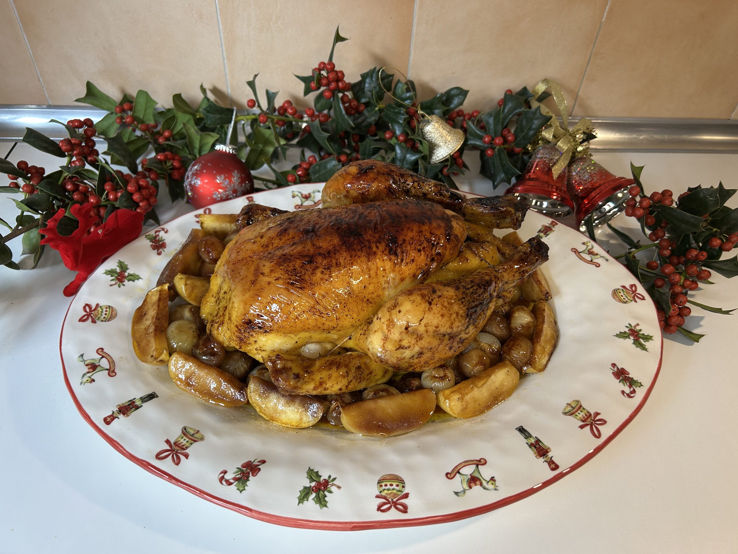 Pularda de Convento Coren asada y glaseada con miel y soja acompañada de cebollas cambray y manzana verde